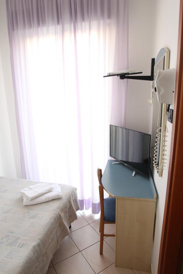 Hotel Giorg - Waterpark Included 里米尼 外观 照片
